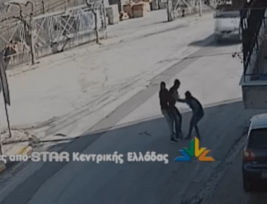 Θήβα - Βίντεο-σοκ: Τσιγγάνοι επιτίθενται με αγριότητα σε γυναίκα για να της αρπάξουν την τσάντα